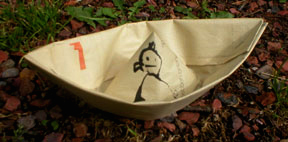 papieren bootje uit de optocht naar het open atelier