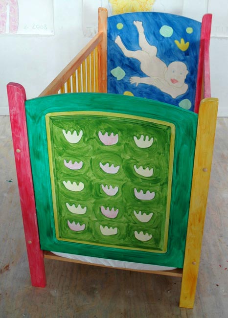 kinderbedje met waterlelies en een zwemmende baby in reli�f