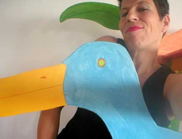 Titi met een van de dieren uit het decor